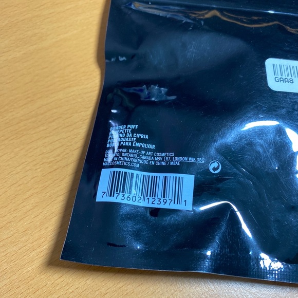 M.A.C. Powder Puff - Picture 4 of 5